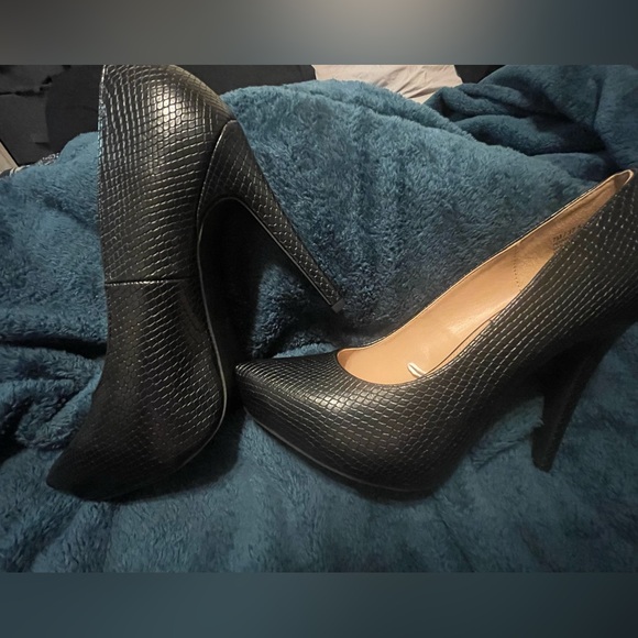 BCBGeneration Size 7 Black Pumps - Picture 8 of 9